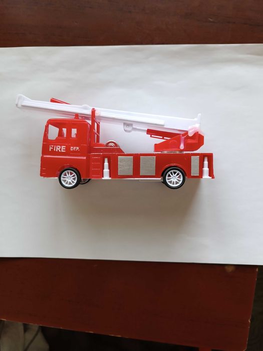 Модель автомобиля игрушка пожарная машина