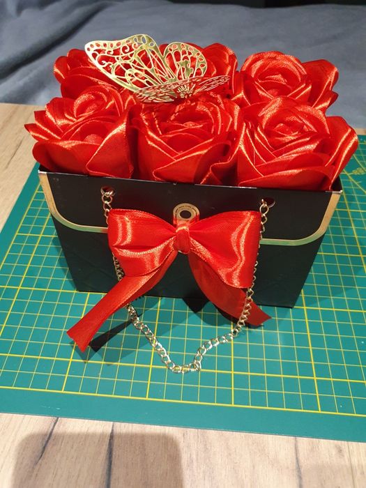 Flowerbox róże ze wstążki