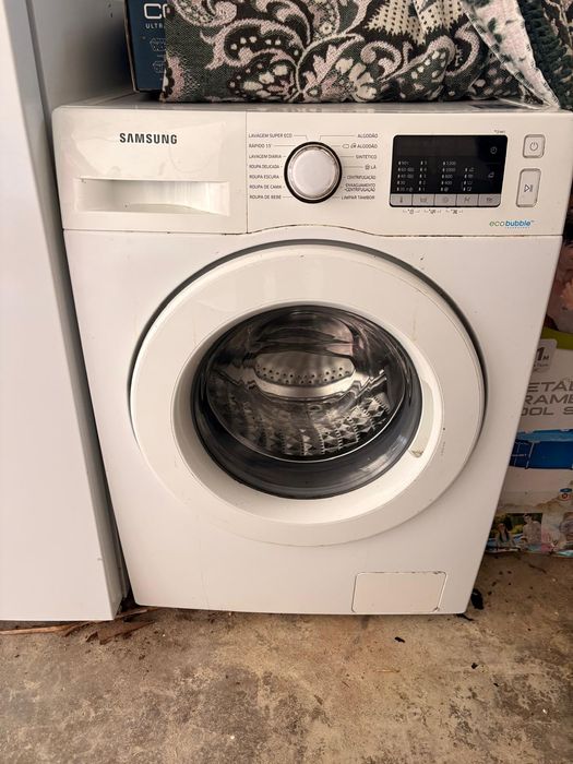 Maquina de lavar roupa usada suja de estar guardada  com 4 anos
