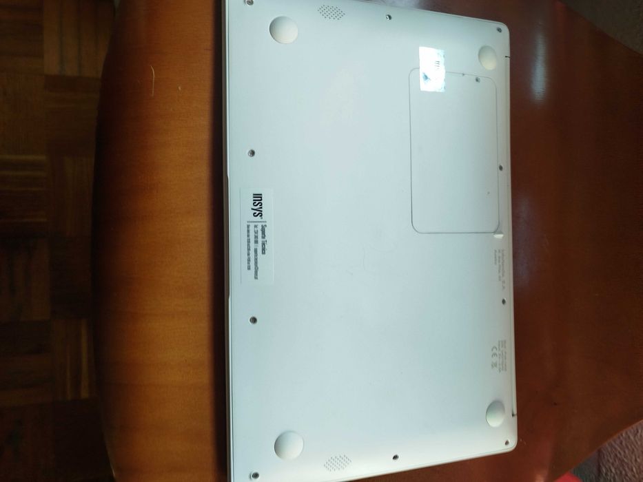 Computador portátil Insys branco.
