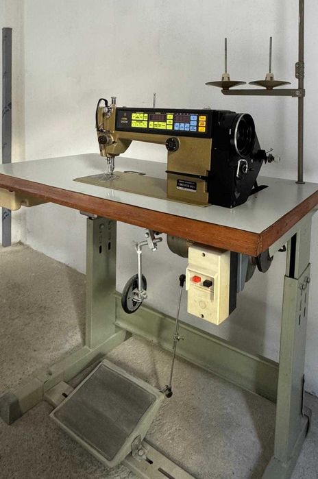 Máquina de Costura Industrial Brother DB2-B738-913 Monofásica + Cadeira Nova