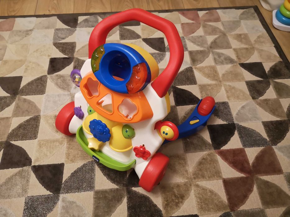 Pchacz Chicco - zabawka edukacyjna