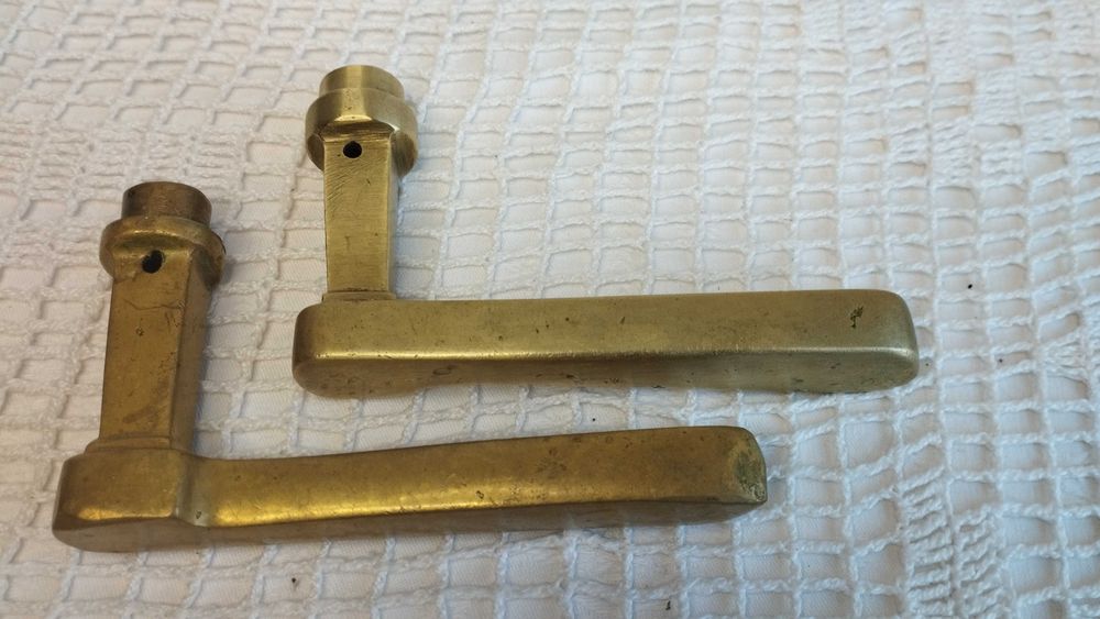 Stare mosiężne klamki do drzwi