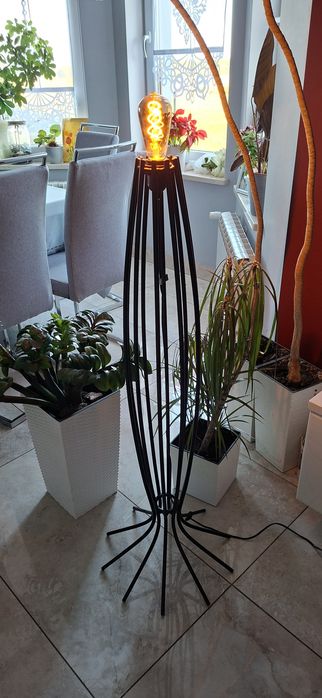 Lampa stojąca podłogowa loft wystrój restauracji