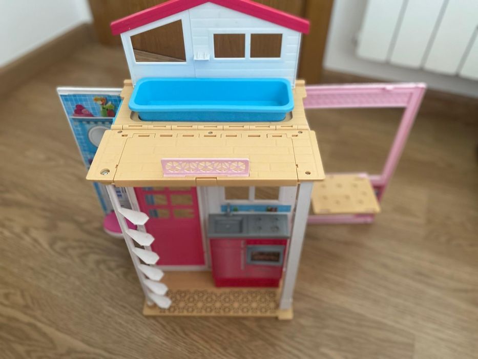 Casa da Barbie dobrável — em ótimo estado e pronta para brincar!