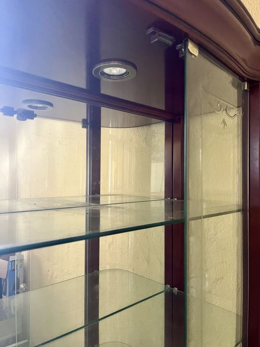 Cristaleira de madeira