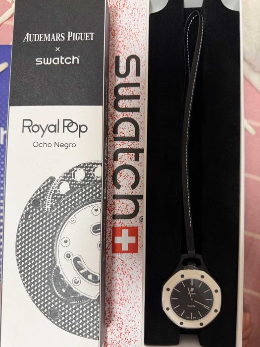 Swatch AP Ocho Negro – biały ośmiokąt, czarne detale, 90h rezerwy