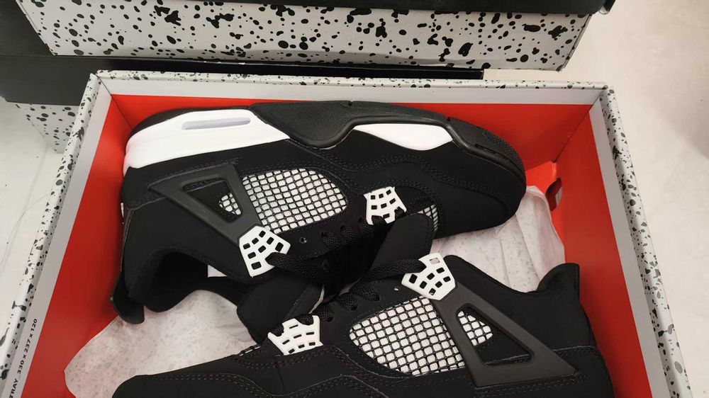 Buty sportowe Jordan_4_Retro_White_Thunder_R.39