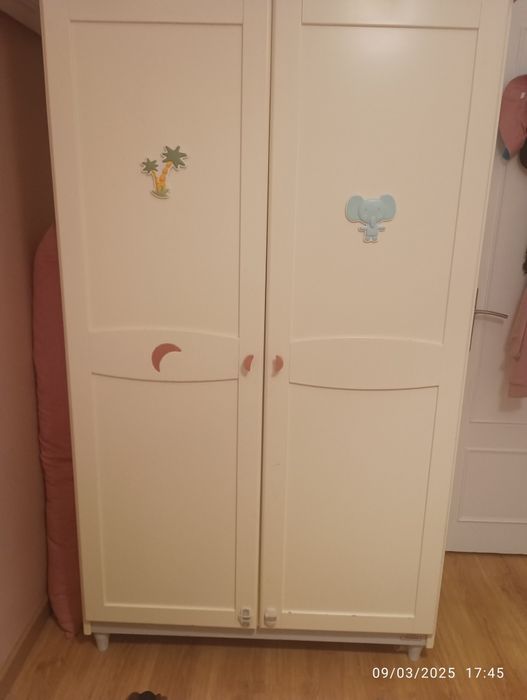 Roupeiro e cómoda de criança