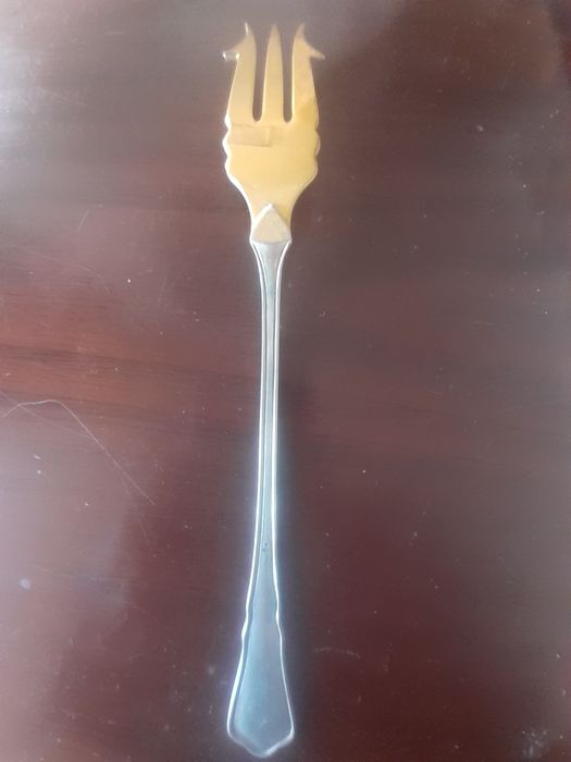 Garfo de prata para acepipes