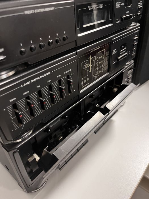 Aparelhagem grundig com gira discos, cassete e radio