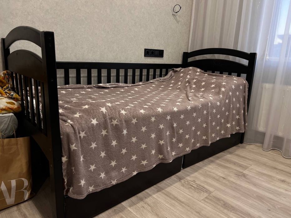 Двоповерхове ліжко з матрацами