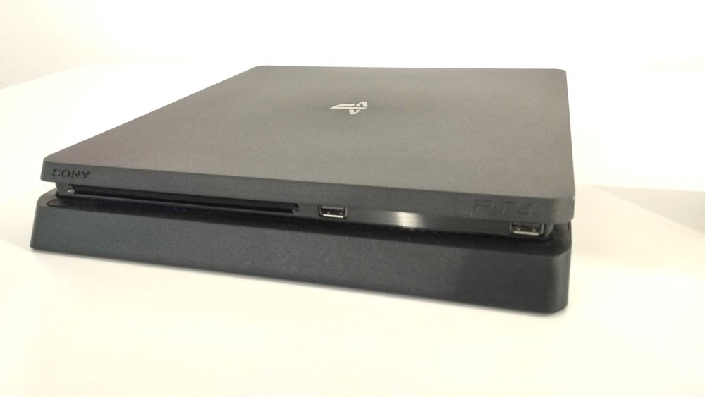 Consola PS4 Slim 500GB + 1 Comando (NOVO) + Jogo FIFA20 + Cabo