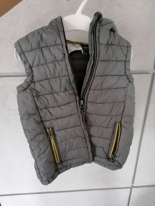 Okaïdi szara puchowa kamizelka z kapturem 98 cm 3lata