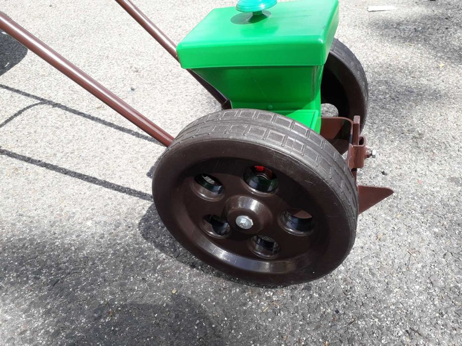 Сівалки ручні (точного висіву), є різні види.