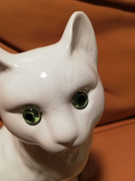 Ceramiczna figurka kota szklane zielone oczy