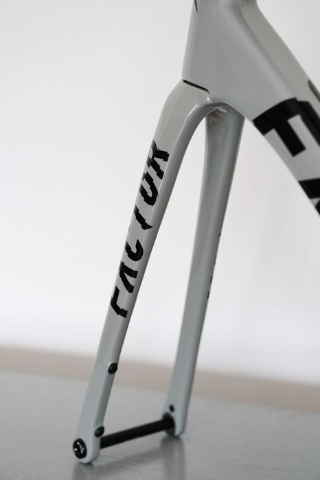 Rama FACTOR (Zestaw Premium) O2 2023 Disc k. Shattered Grey, r. 54