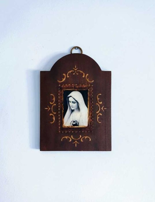 Quadro religioso em madeira com imagem em cartão de Nossa Senhora