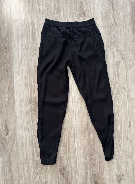 Czarne, lejace spodnie