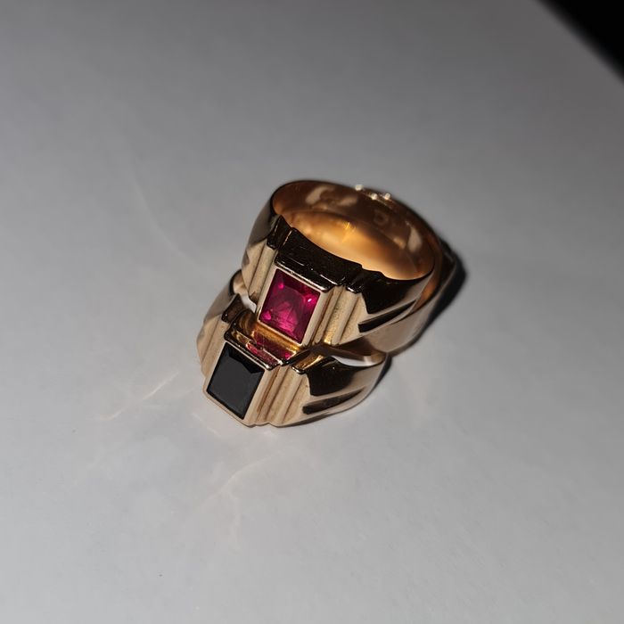 Anéis de ouro com pedra