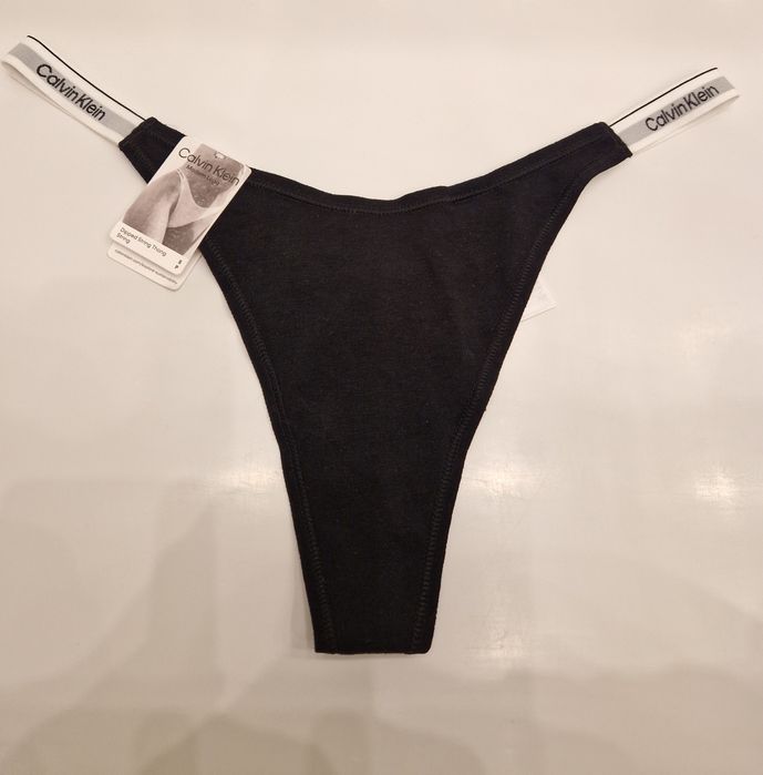 Stringi thong Calvin Klein z taśmą z logo po bokach i z tyłu.