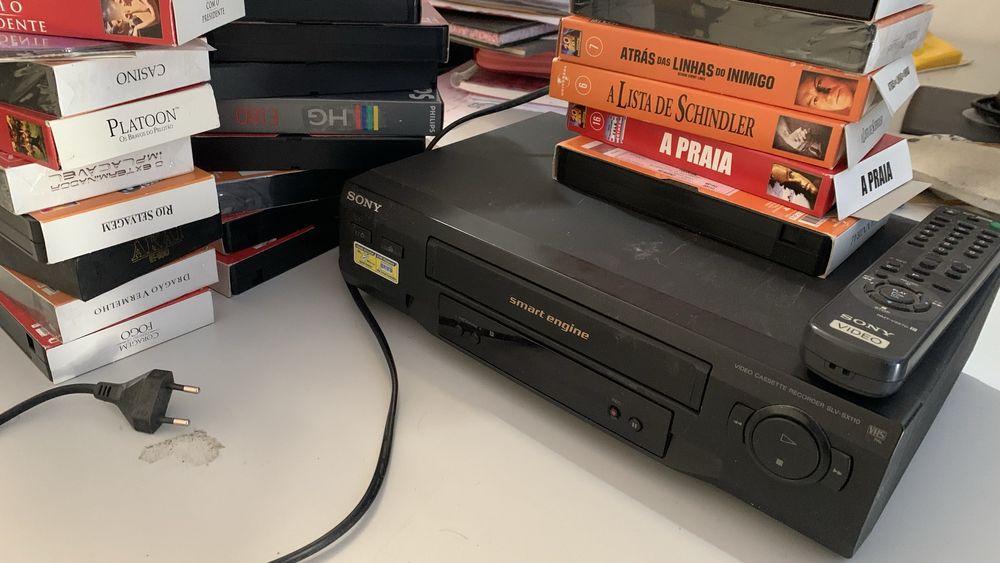 Leitor VHS com 30 filmes