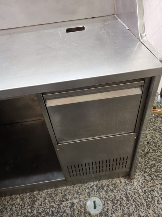 Vitrine, bancada frigorífica e bancada de inox