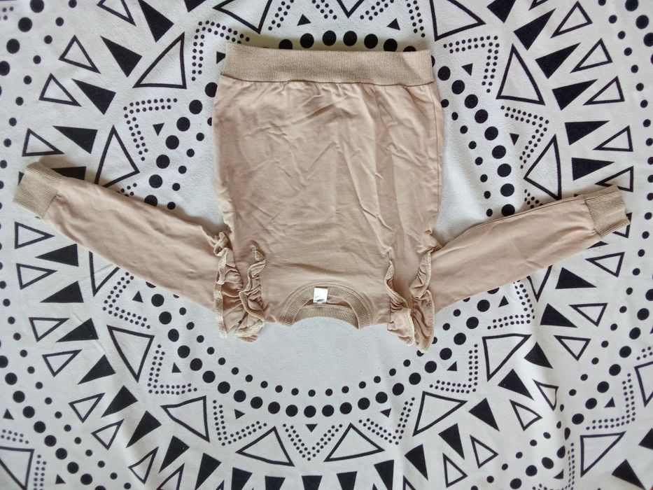 Sweter bluza z falbankami kolor beżowy 110 Haydi