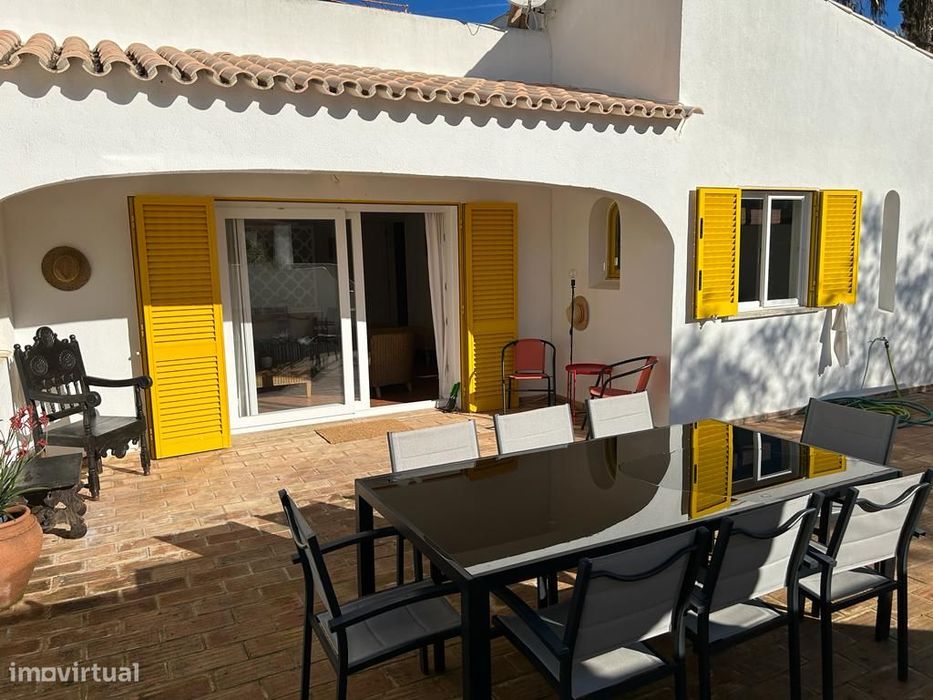 T3 geminada com piscina, terraço e acessibilidade