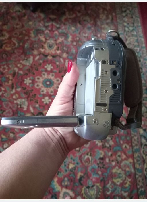 цифровая DVD-видеокамера Canon DC211. 

Запись на диски DVD-R/RW, DVD-