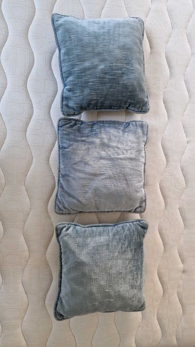 Conjunto 3 almofadas de tecido aveludado azul 
28 cm x 24 cm