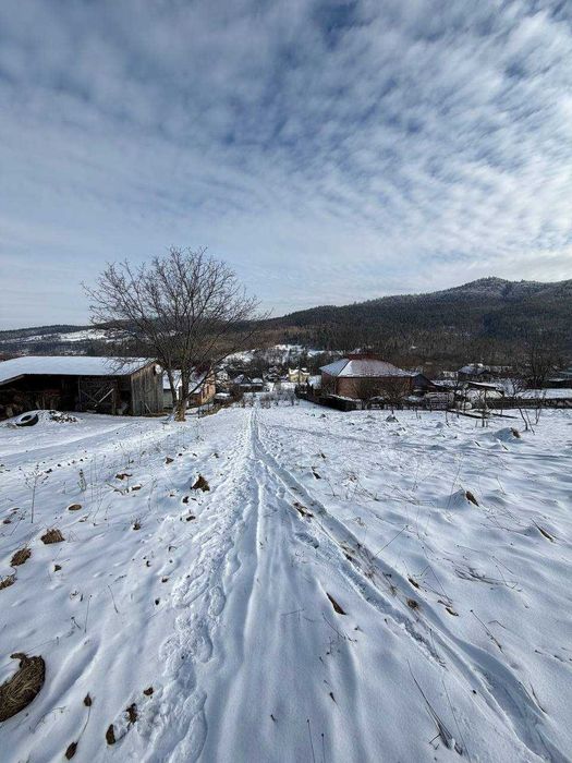 Продаж земельної ділянки 30 сотих у Маняві з краєвидом на гори