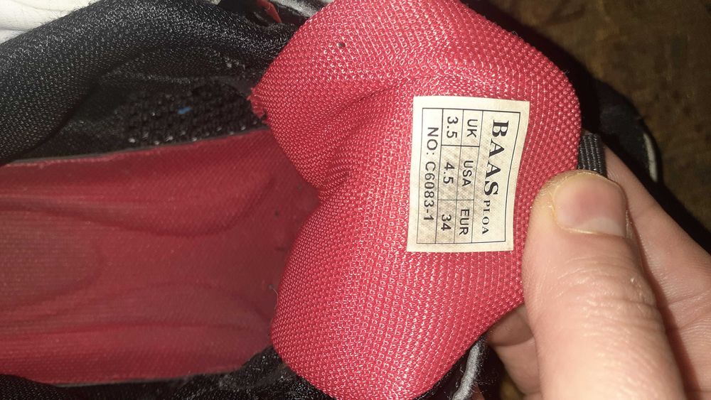 Продам детские кроссовки