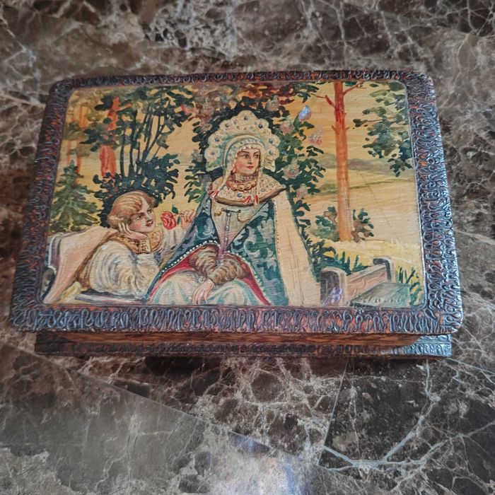 Drewniana szkatułka na biżuterię