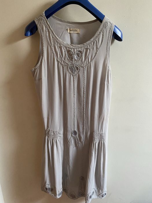 Vestido cinzento elegante