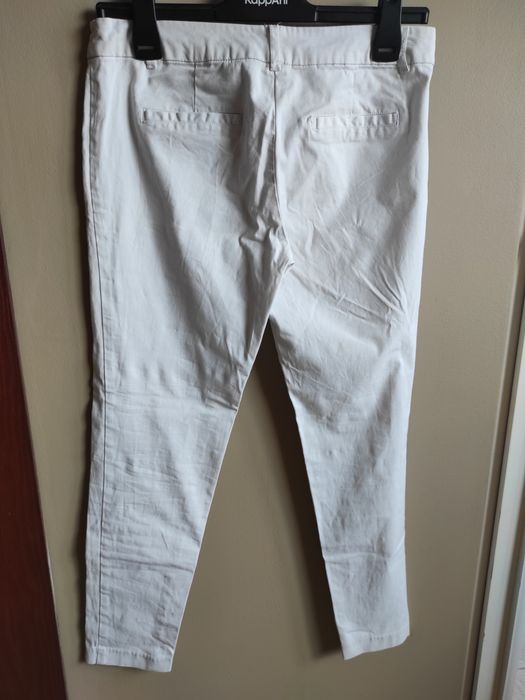 Białe letnie spodnie