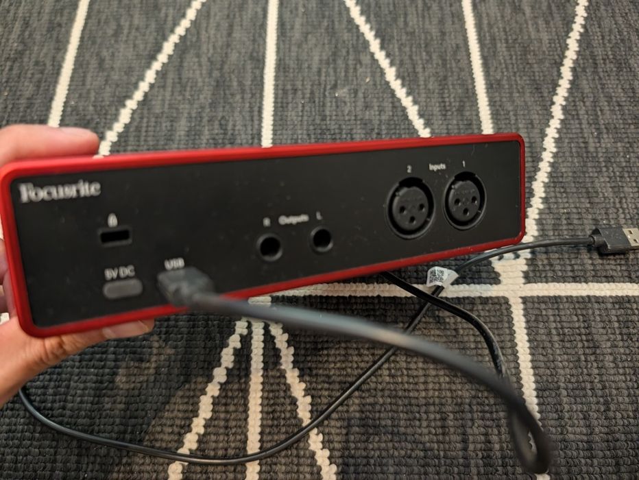 Focusrite 2i2 4th generation - com caixa