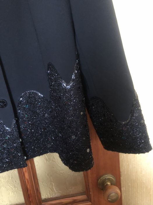 Красивый женский пиджак  хорошего качества с вышивкой