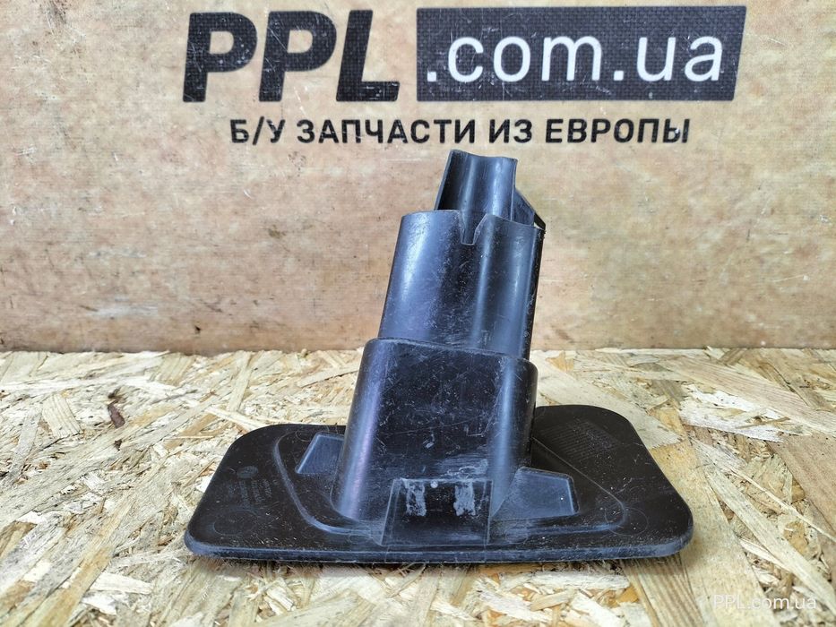 VW Polo V 6C 14- направляющая кронштейн крепление омывателя фар левое