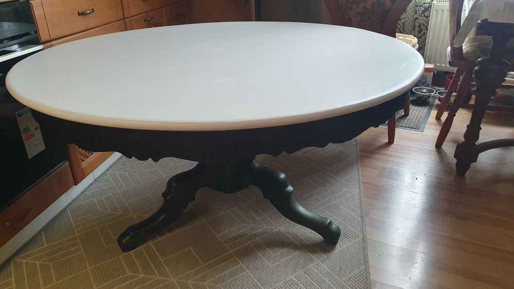 Stół sosnowy okrągły ludwikowski na pięknej nodze