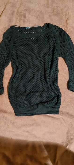 Sweter w dziurki