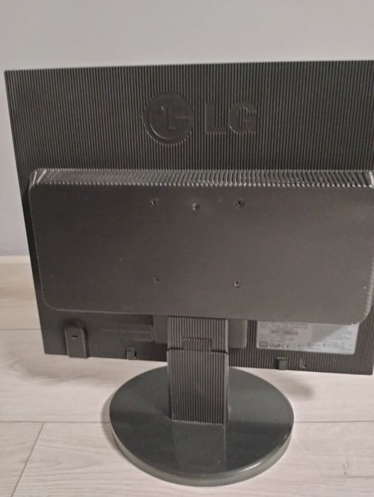 Monitor LG FLATRON L1753S-SF z kablami stan idealny jak nowy 

FLATRON