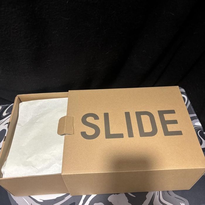 Yeezy Slide 43.