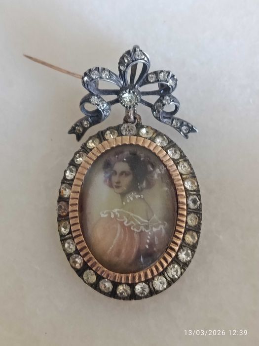 Alfinete Moldura Pendente Ouro Prata Strass contrastado Séc XIX 5,4 cm