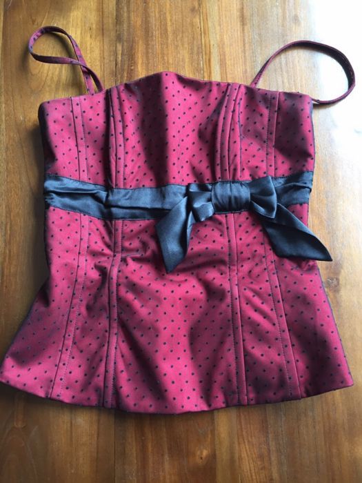 Bluzka typu gorset i czarna spódnica