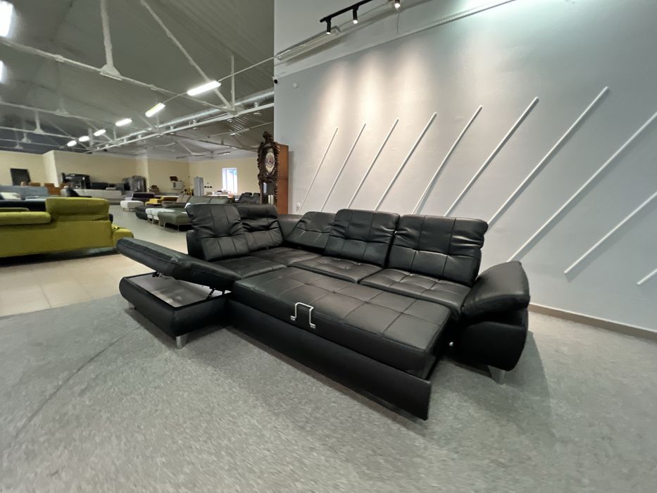 Виставковий шкіряний кутовий чорний диван з нішею стан новий