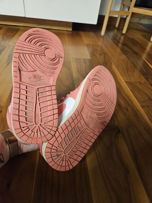 Air Jordan 1 Mid Strawberries and Cream (W)