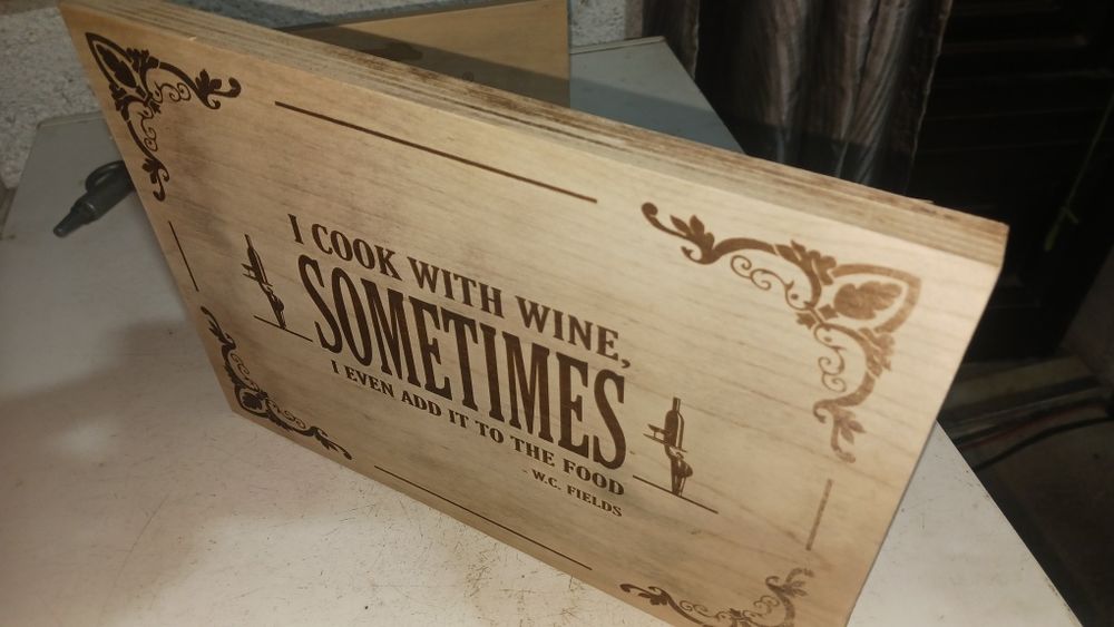 Placa gravada com tema" vinho e comida " muito decorativa .