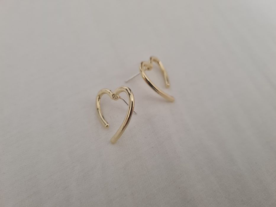 Kolczyki serca koloru złotego