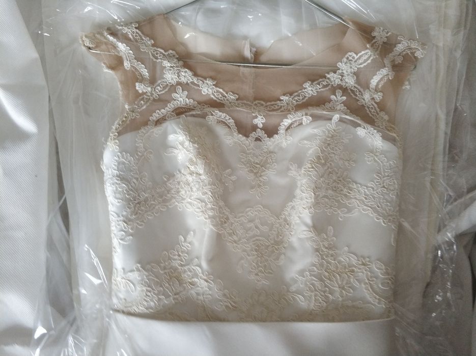 Suknia ślubna z koronką -litera A